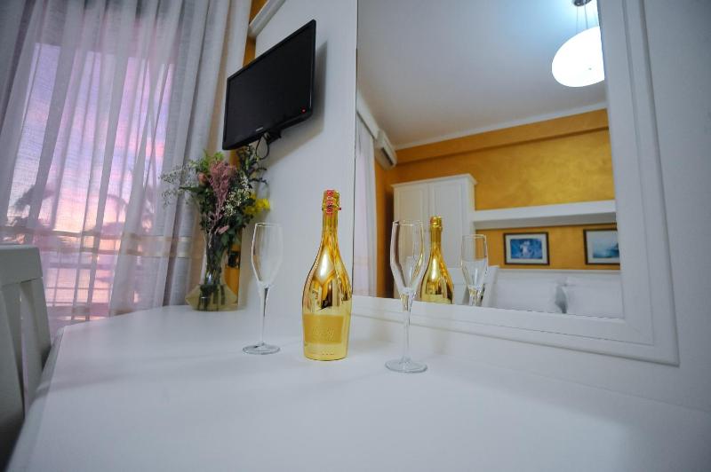 Standard Double Room with Sea View image 3