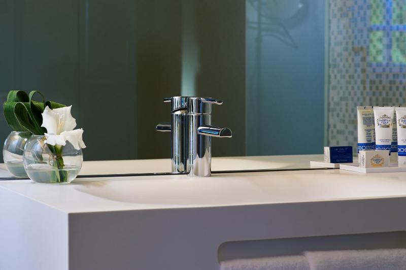 Deluxe Double or Twin Room image 2