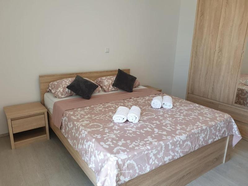 One-Bedroom Apartment with Balcony and Sea View image 3