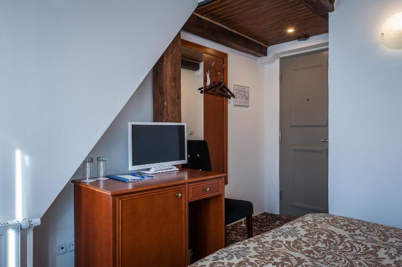 Budget Double or Twin Room without Window image 1