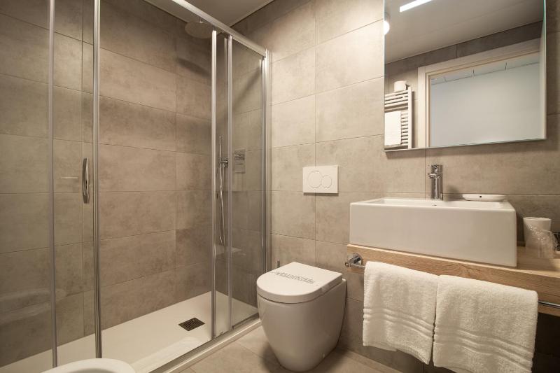 Superior Twin Room image 3