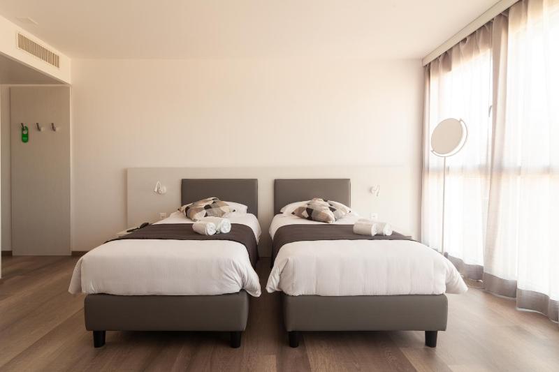 Business Twin Room image 2