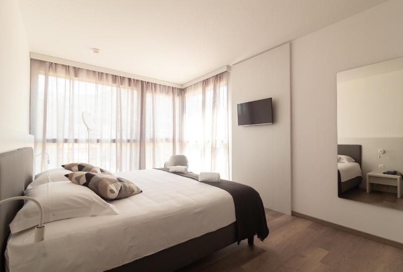 Business Twin Room image 4