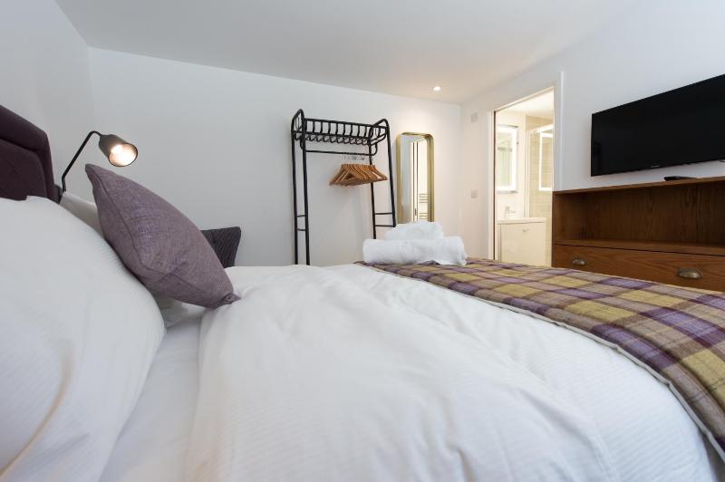 Double Room with Garden View image 3