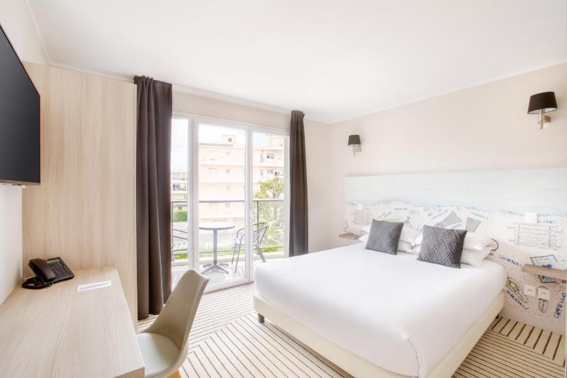 Superior Queen Room with Queen Bed and Balcony image 3