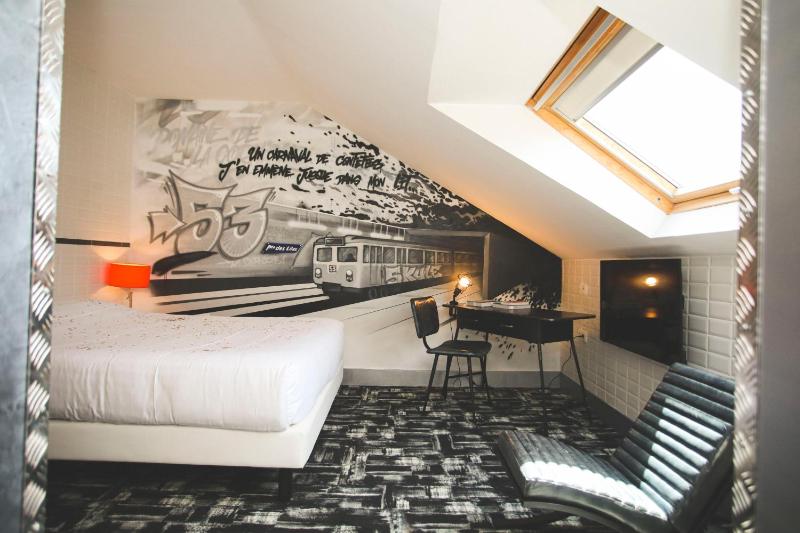 Standard Double Room image 2