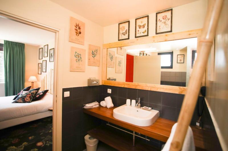 Standard Double Room image 3