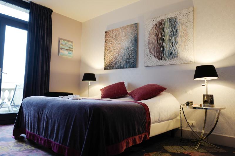 Superior Double Room with River View image 1