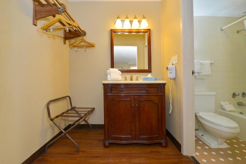Superior Interior King Room image 4