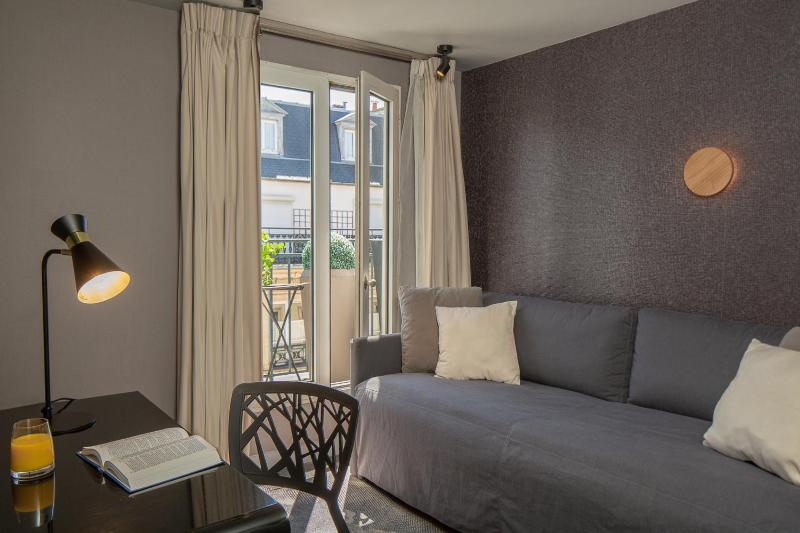 Junior Suite with Balcony image 4