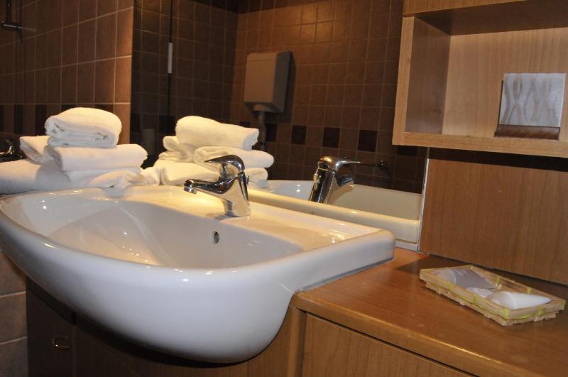Superior One-Bedroom Apartment (3 Adults) image 3