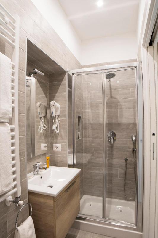 Standard Double Room image 4