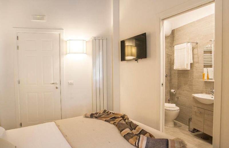 Standard Double Room image 3