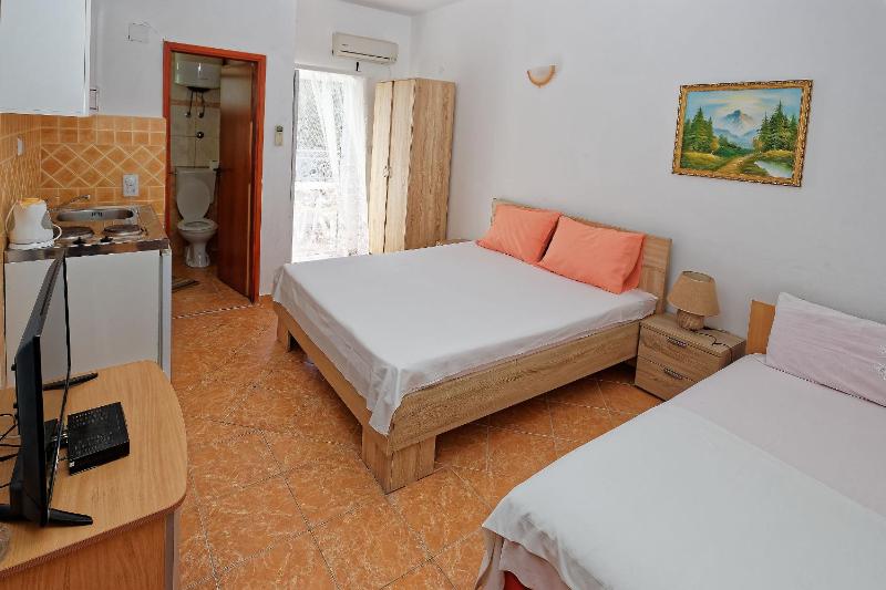 Studio with Balcony (3 Adults)  image 2
