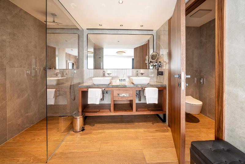 Luxury Suite with Balcony and Sea View image 4