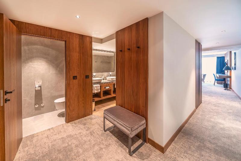 Family Double Room with Balcony image 4