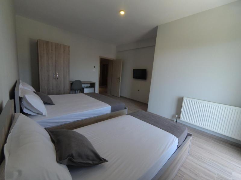 Triple Room with Balcony image 4