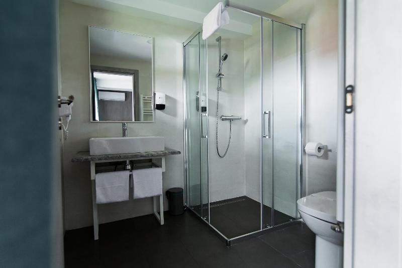 Double Room with Balcony image 2