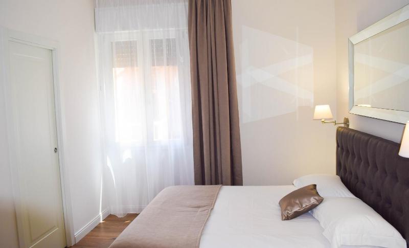 Standard Double Room image 4