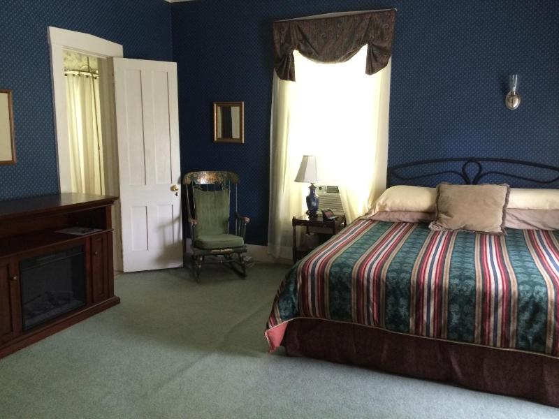 Deluxe King Suite image 1