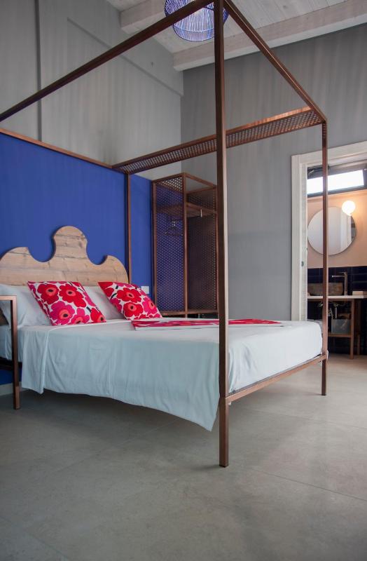 Deluxe Double Room with Balcony image 2