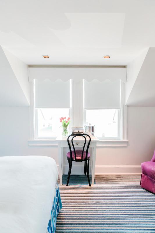 Queen Room with Town View image 2