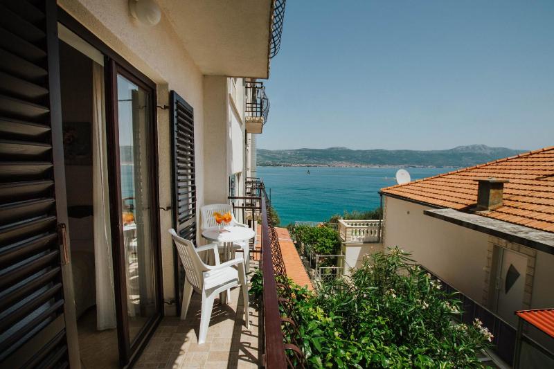 Triple Room with Balcony and Sea View image 3