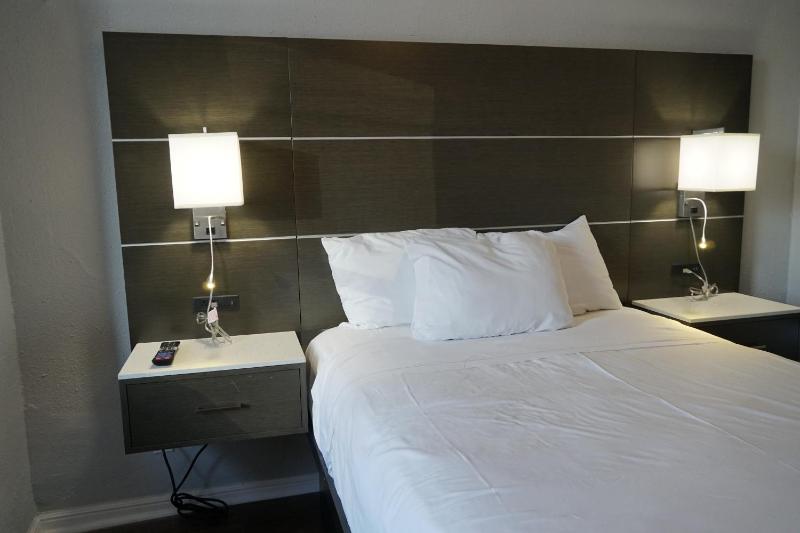 Standard Double Room with Shared Bathroom image 2