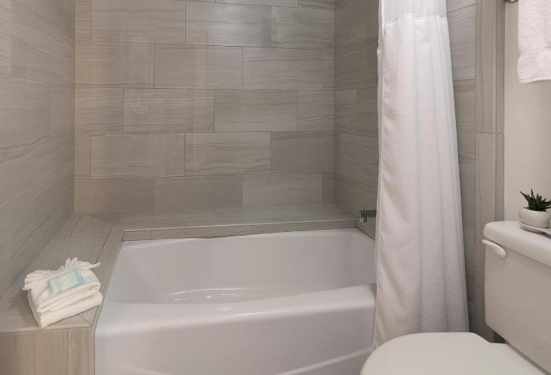 Suite, 2 Bedroom, 2 Queens, Courtyard View image 2