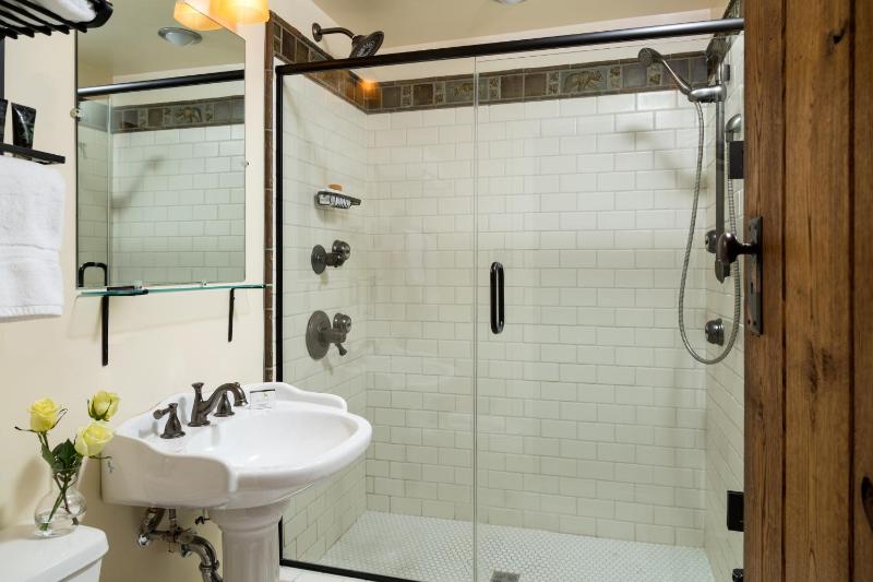 King Suite with Spa Bath image 2