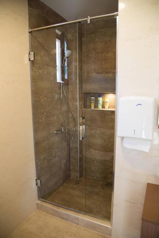 Apartment with Shower image 3