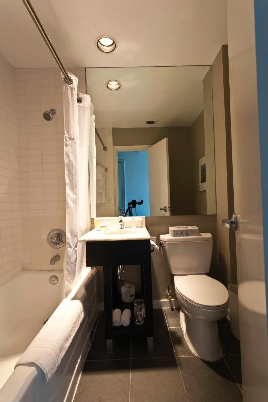 Deluxe King Room image 2