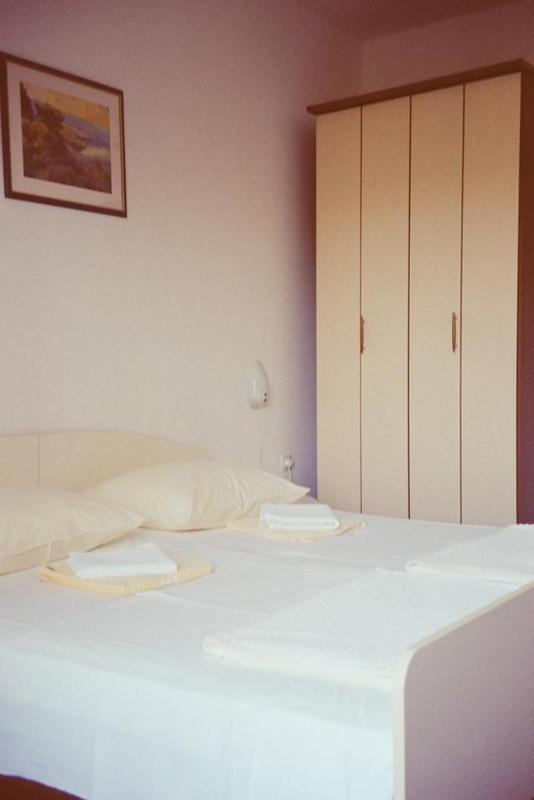 One-Bedroom Apartment with Balcony and Sea View image 2