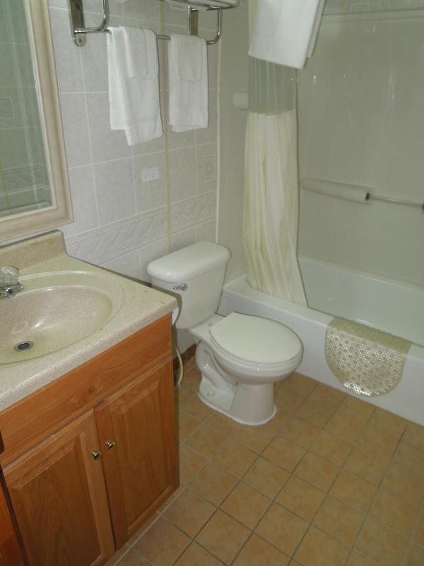 Queen Room with Two Queen Beds Non Smoking image 2
