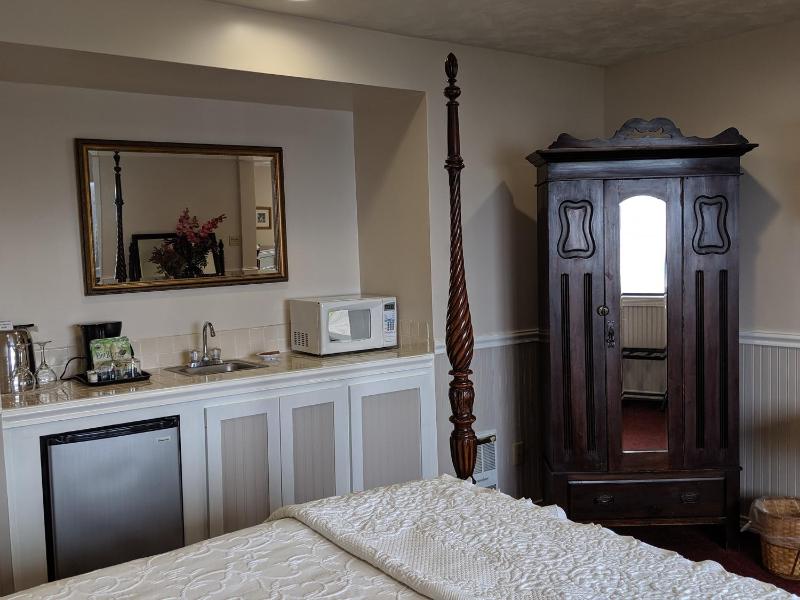One-Bedroom Queen Suite with Ocean View image 2