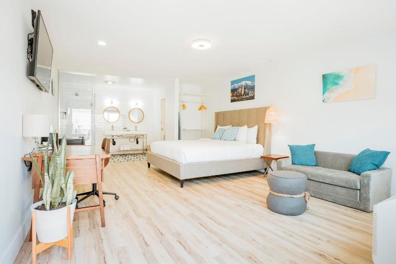 Superior King Suite image 4