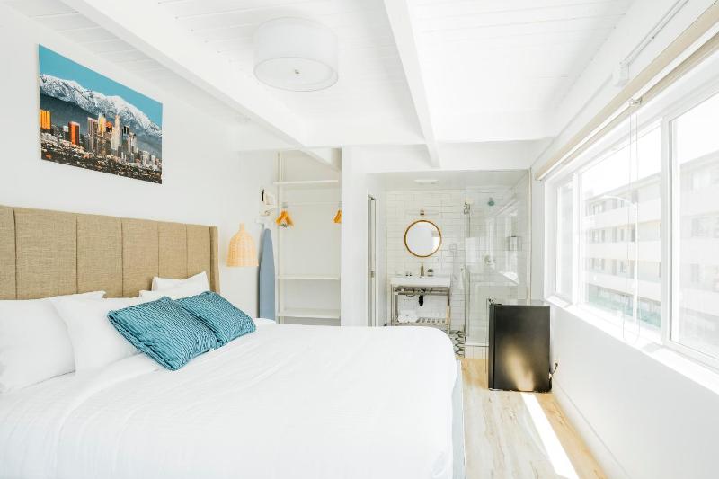 Standard King Room image 4