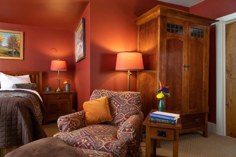 Queen Suite with Spa Bath image 4
