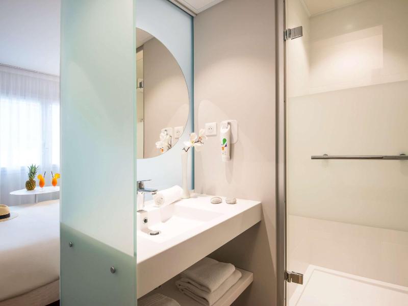 Standard Double Room image 3