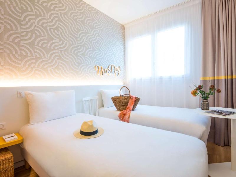 Standard Twin Room image 3