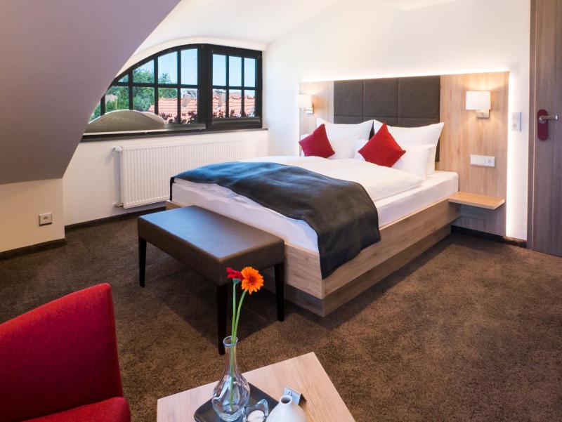 Double Room with Balcony image 3