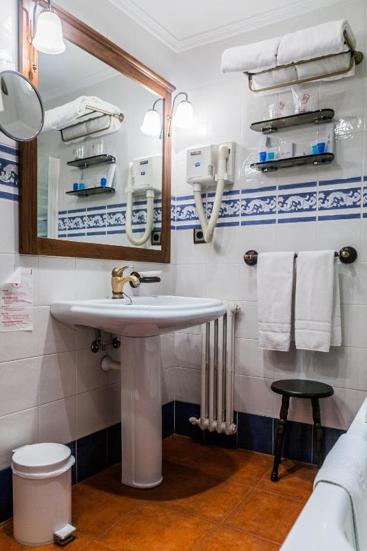 Double Room with Extra Bed image 4