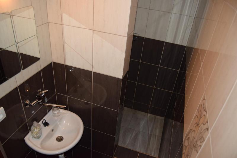 Twin Room with Bathroom image 2