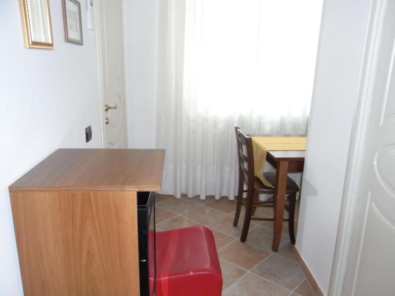 Single Room image 3