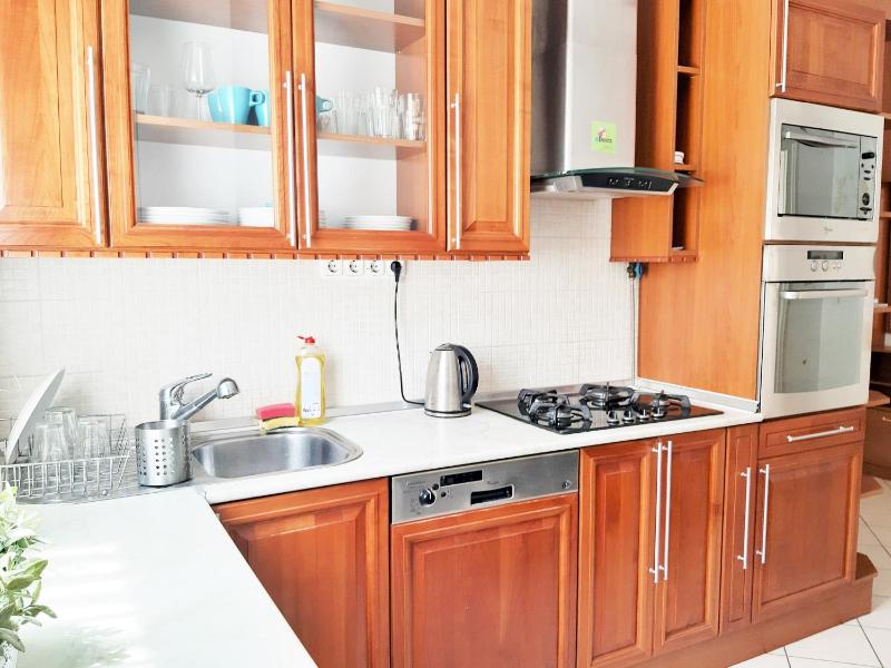Gold Rose Apartment with 3 rooms - image 9