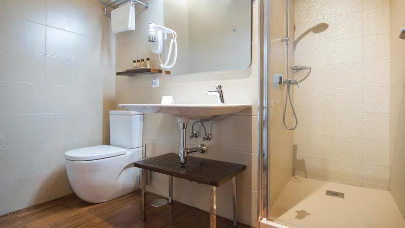 Double Room with Extra Bed image 2