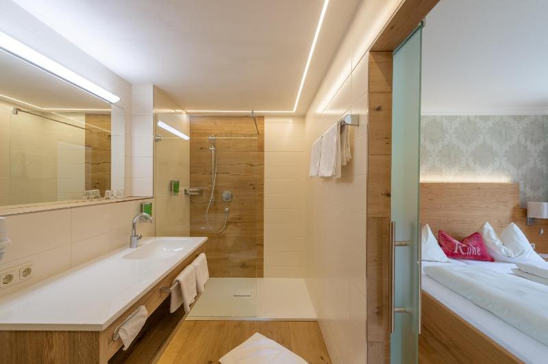 Deluxe Double Room image 2