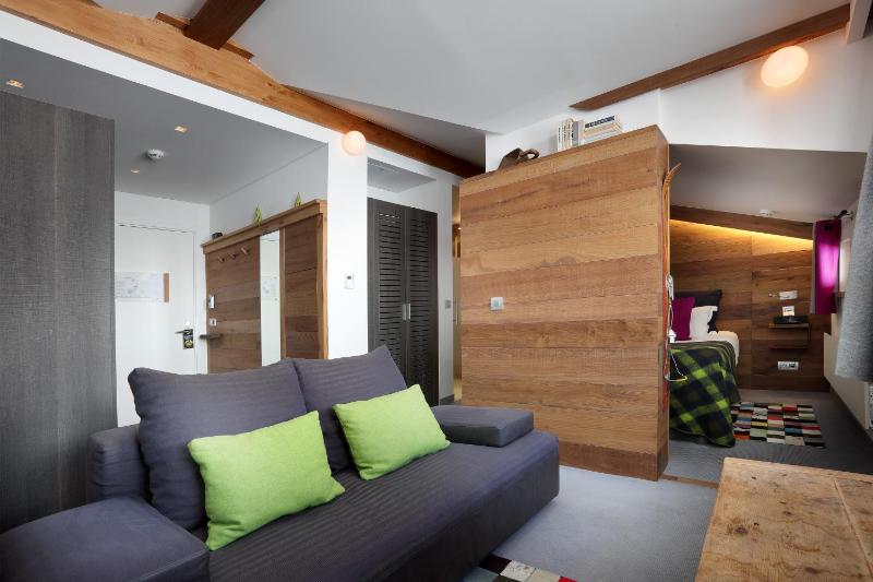 Family Room image 3