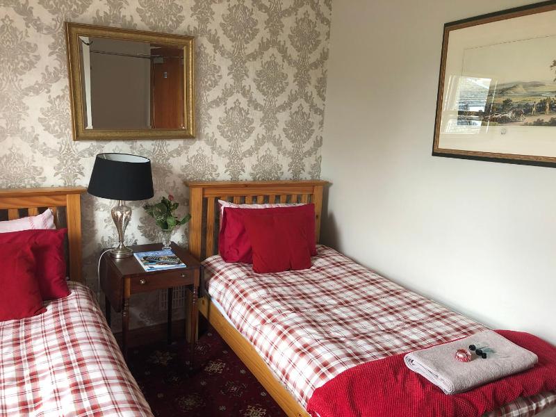 Standard Twin Room with Garden View image 3