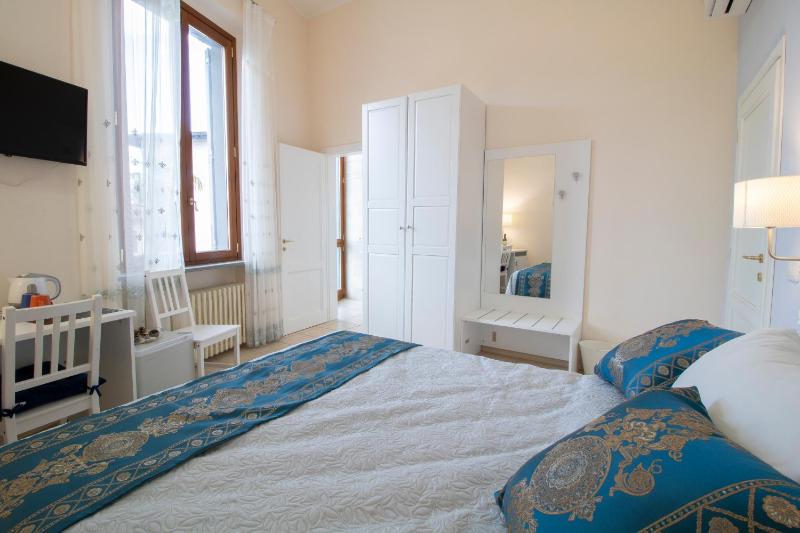 Double Room with Balcony image 4